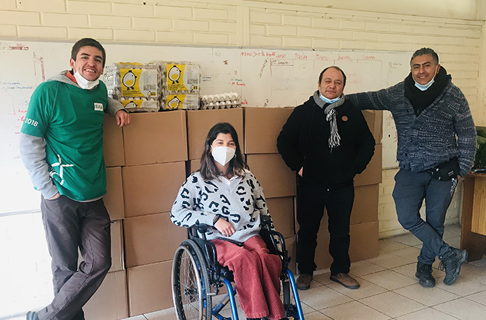 Entrega cajas de alimentos PACE-Siembra UC 2021 en Liceo Marcela Paz