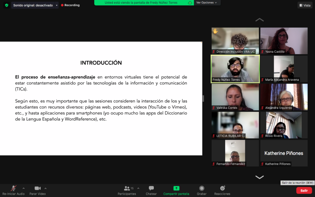 Presentación zoom de charla sobre el Proceso de Enseñanza-Aprendizaje. Se ve proyección de la presentación PPT y personas asistentes a la charla virtual, algunos con cámara encendida, otros con cámara apagada, y algunos reaccionando con emoji de aplausos.
