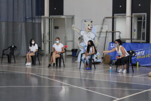 Estudiantes y profesora participando de encuentro de bocha