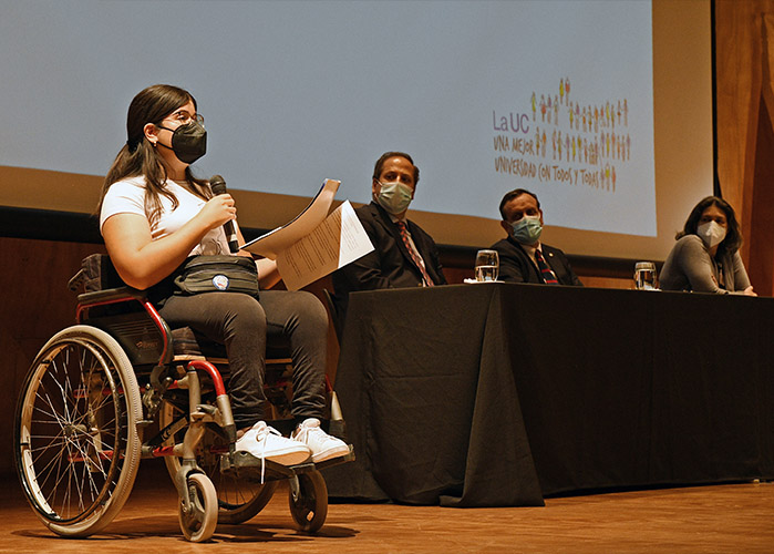 Estudiante UC Mariana Zúñiga, medallista paralímpica de tiro con arco, dando discurso en ceremonia de Bienvenida de vías de equidad 2022