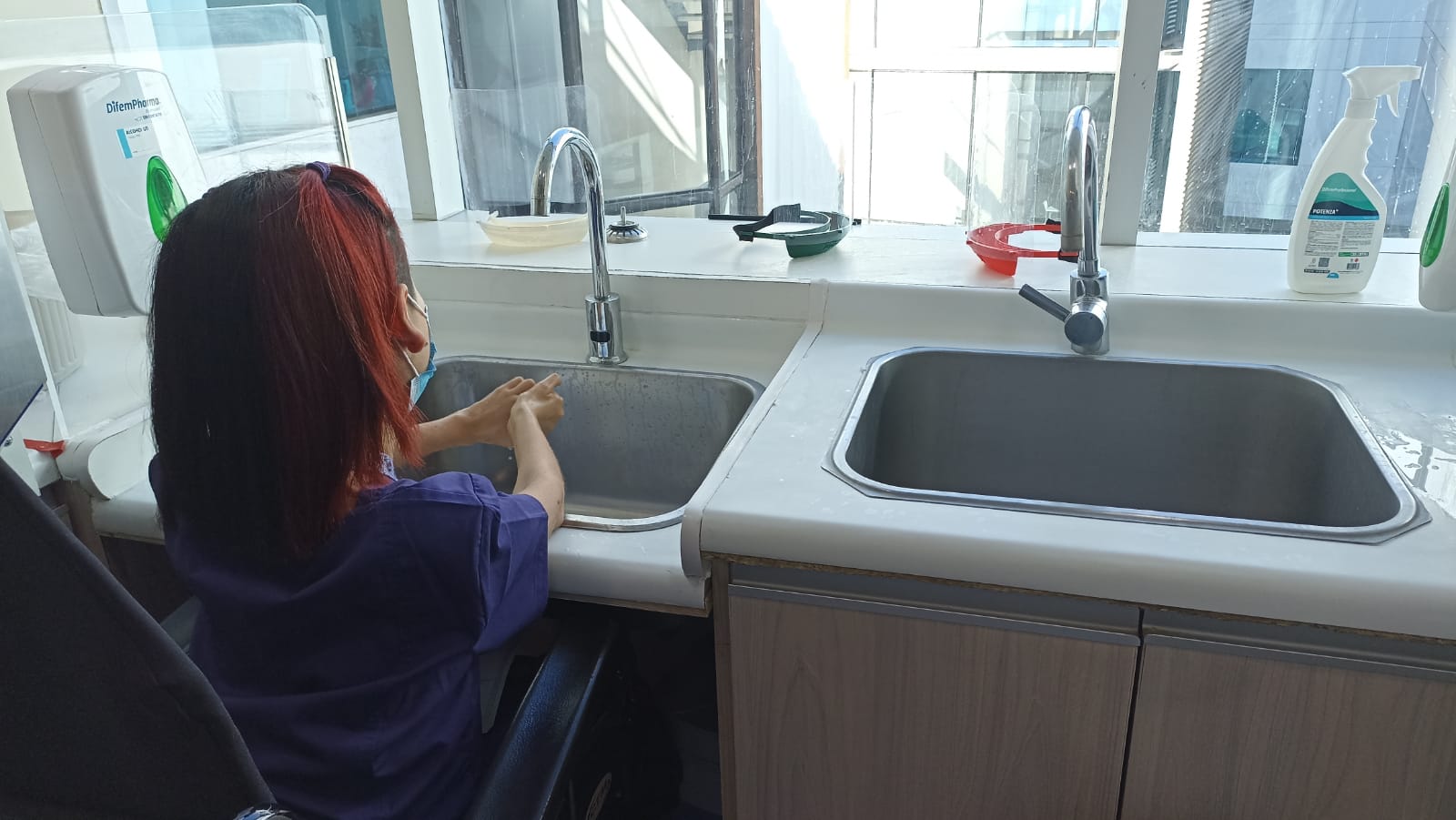 Estudiante en silla de ruedas se lava las manos en lavamanos ajustado a su altura, durante su internado.