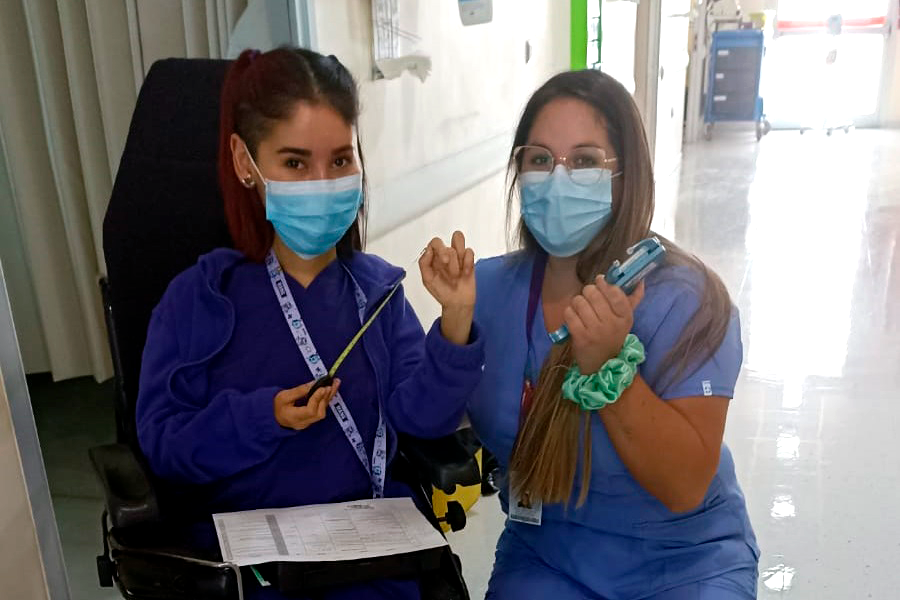 Estudiante con discapacidad motora junto a la profesional de asistencia a la vida diaria, durante su internado.