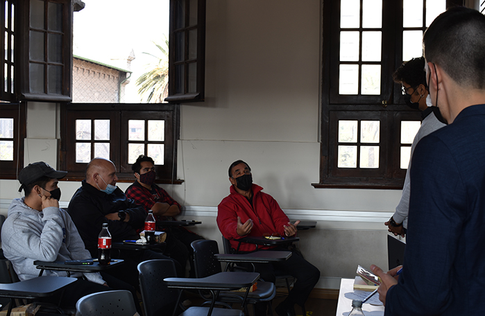 Guardia UC haciendo una pregunta en capacitación presencial con la Dirección de Inclusión