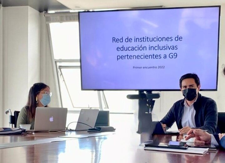 Foto frontal de Andrea Vásquez y Pablo González, representantes UC en el Encuentro de la Red G9.