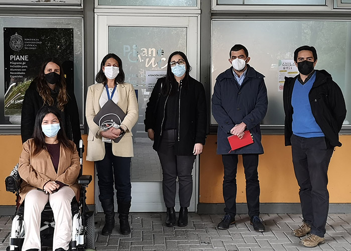 Fotografía de personas con a tuendos semi formales, posando de frente para la foto con mascarilla