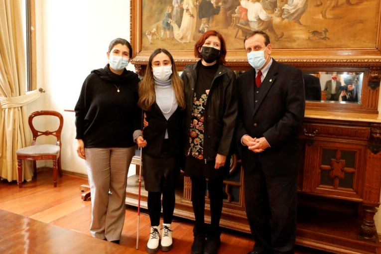 Foto. Vicerrectora de Asuntos Internacionales, Lilian Ferrer; Sara Lara y Diana Camacho, estudiantes UC; y Rector Ignacio Sánchez.