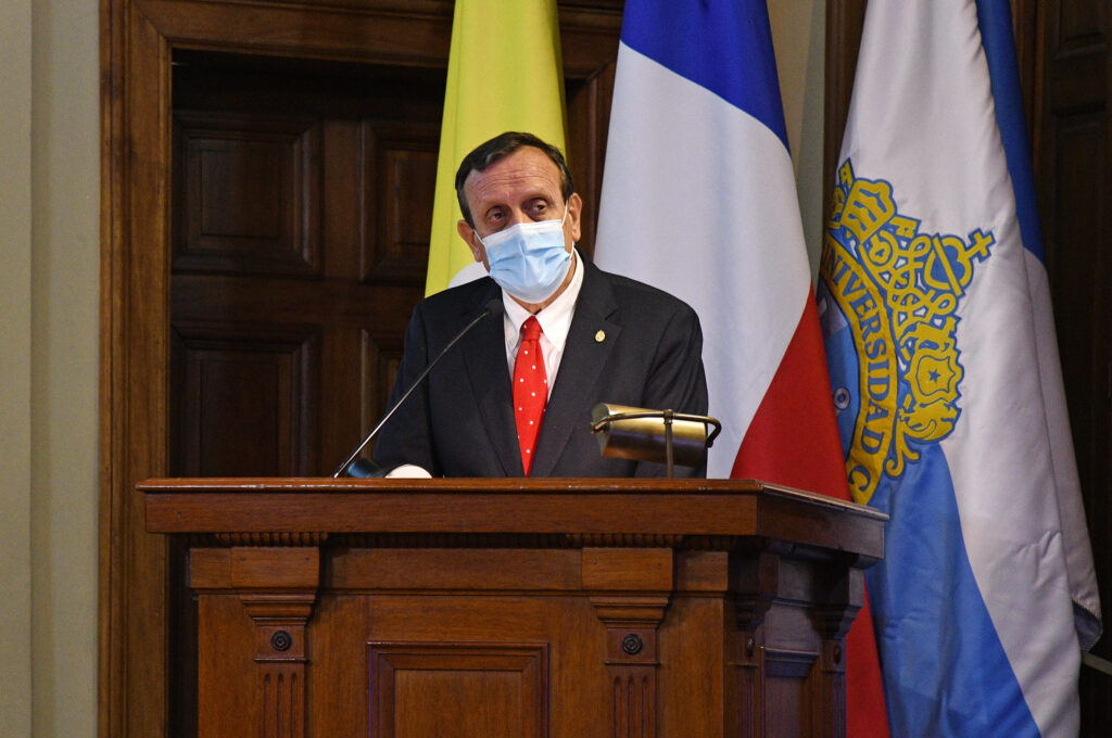 Fotografía del rector Ignacio Sánchez en bienvenida al encuentro de orientadores.