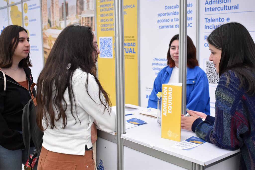Fotografía. Futura postulante conversando y resolviendo dudas en el stand de Graduación Efectiva de la Dirección de Inclusión.