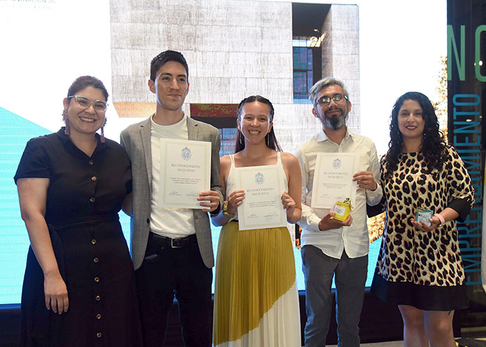 Grupo de cinco profesionales de la Dirección de Inclusión de pie. Algunos de ellos mostrando displomas.