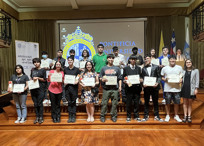 Fotografía de un grupo de estudiantes con diplomas en sus manos