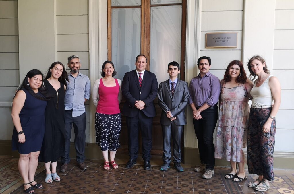 Fotografía de profesionales de la Dirección de Inclusión junto al Vicerrector Académico UC Fernando Purcell, y a uno de los primero estudiantes del Cupo PACE en egresar de su carrera en la UC