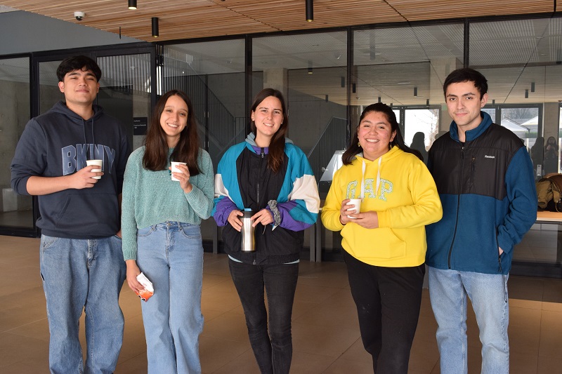 Fotografía de un grupo de estudiantes de pie mirando a la cámara