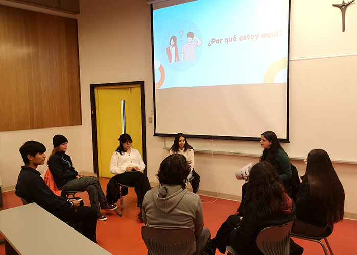 Grupo de estudiantes en sala de clases