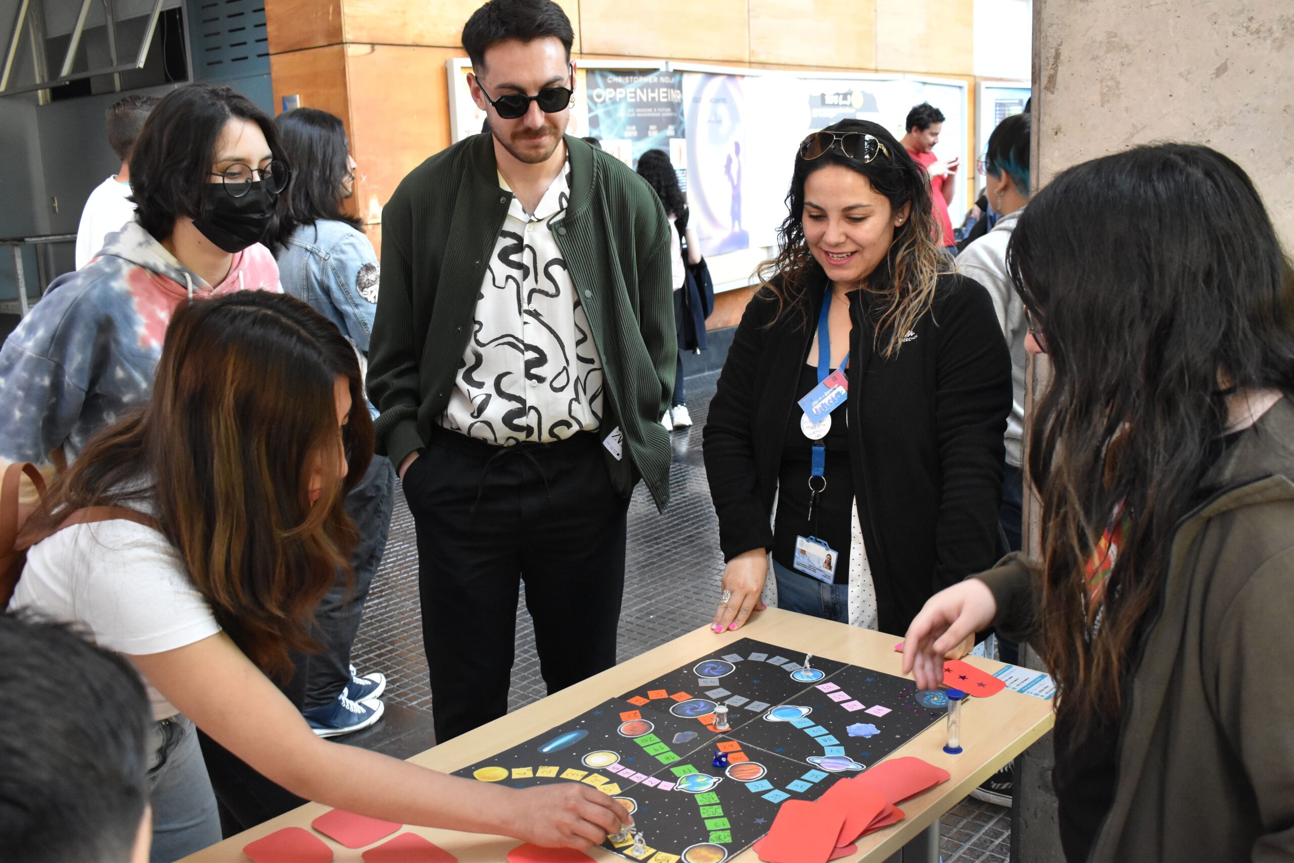 Asistentes a la Feria de Aprendizajes jugando en uno de los stand