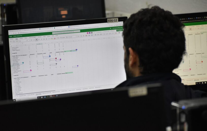 Persona frente a una planilla de excel en computador