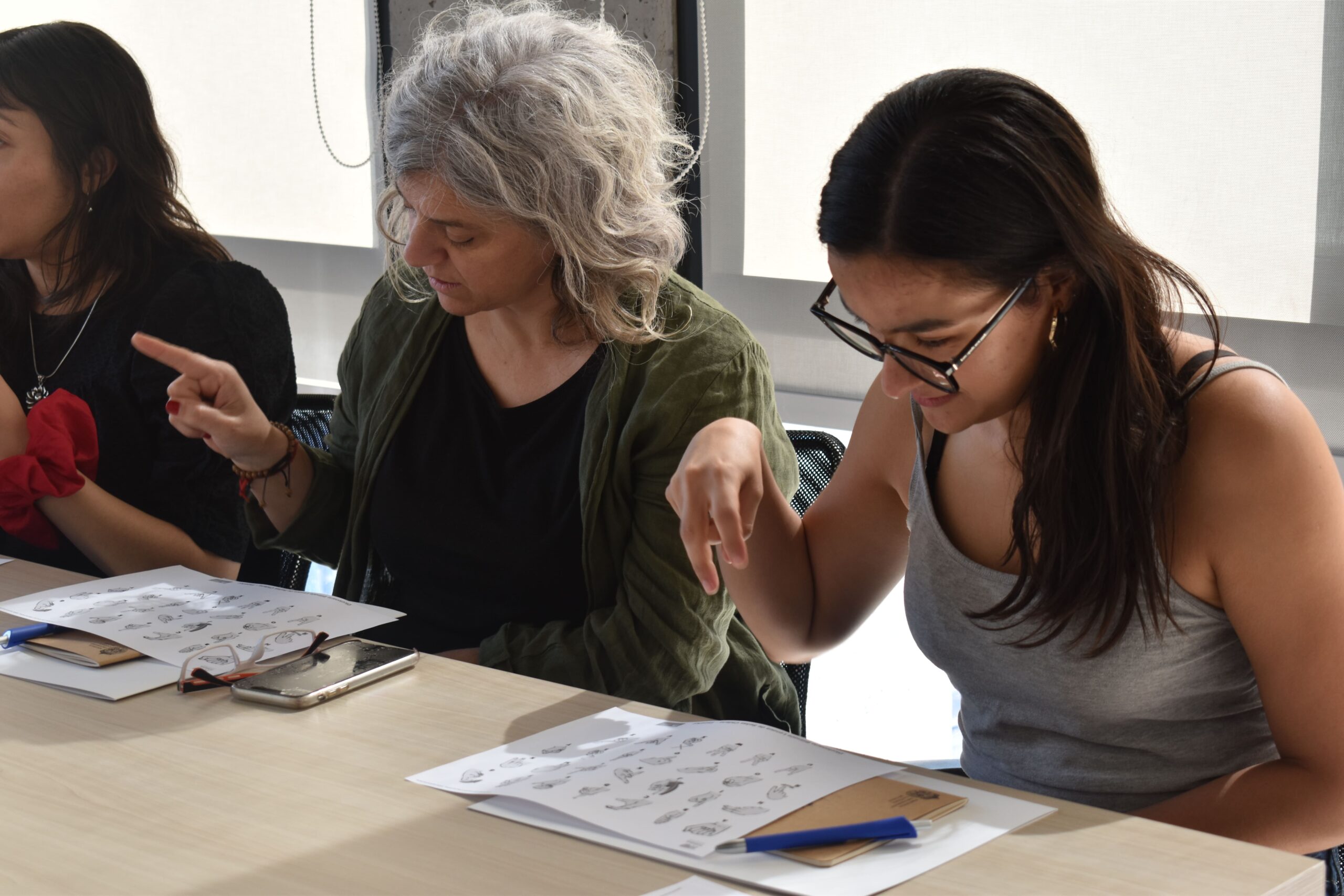 Profesionales UC aprendiendo Lengua de Señas Chilenas durante el día de la discapacidad