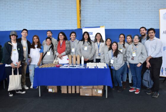 Equipo PACE UC junto a SEREMI de Educación de la RM en stand de la Feria Vocacional Formando Futuro 2023