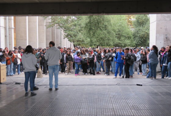 Asistentes y equipo PACE en actividad de inicio de Talleres PACE UC con estudiantes