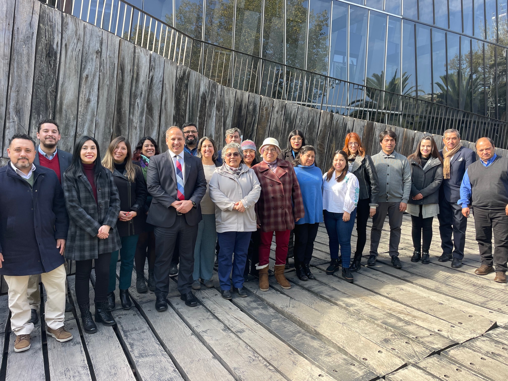 Representantes de 8 liceos PACE UC junto al Vicerrector Académico de la UC posando a la salida Edificio CD Doc