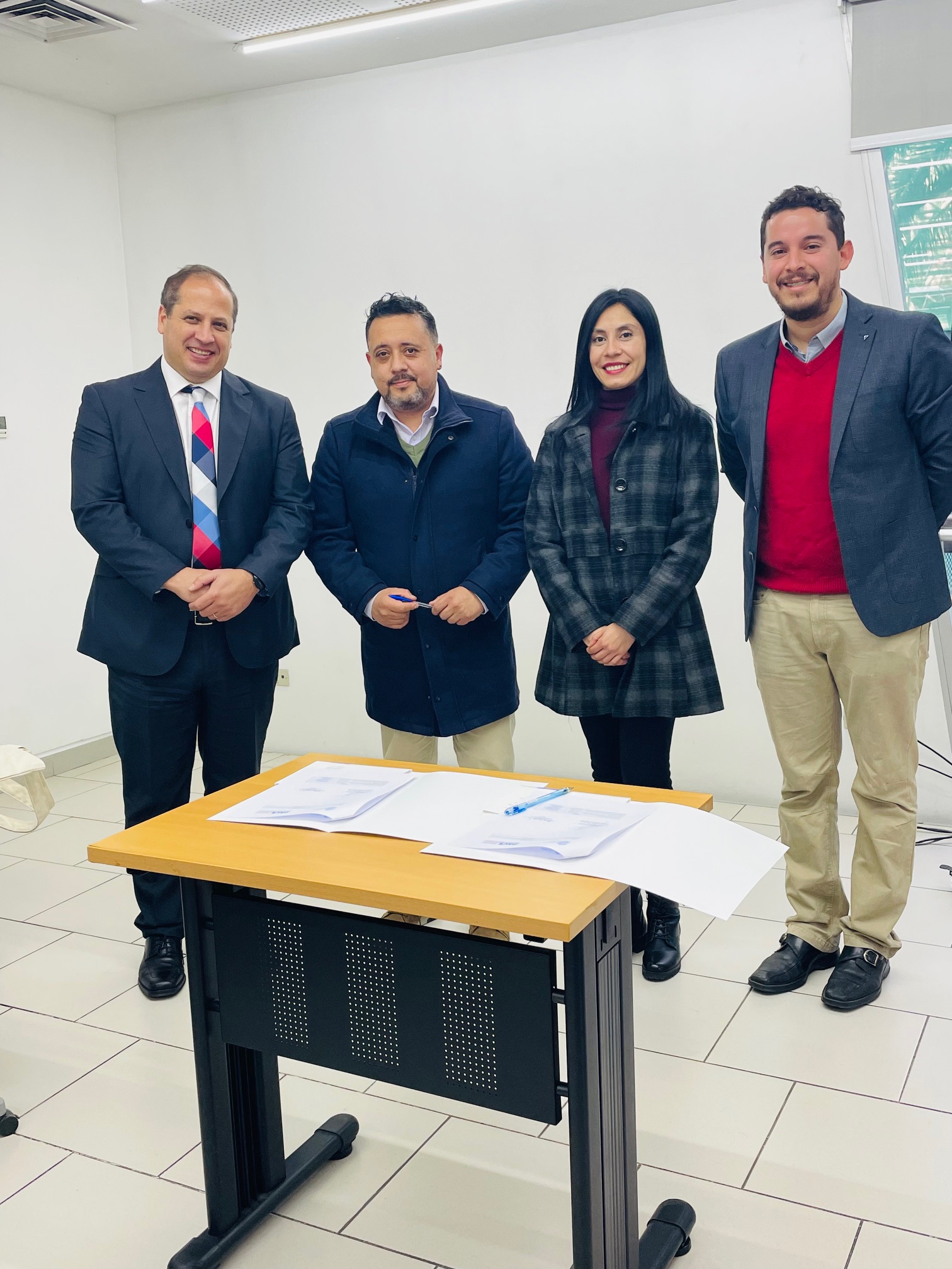 Director y orientadora del liceo A24 junto a Coordinador Ejecutivo de PACE y Vicerrector Académico UC posando luego de la firma del Acuerdo de Vinculación 2024