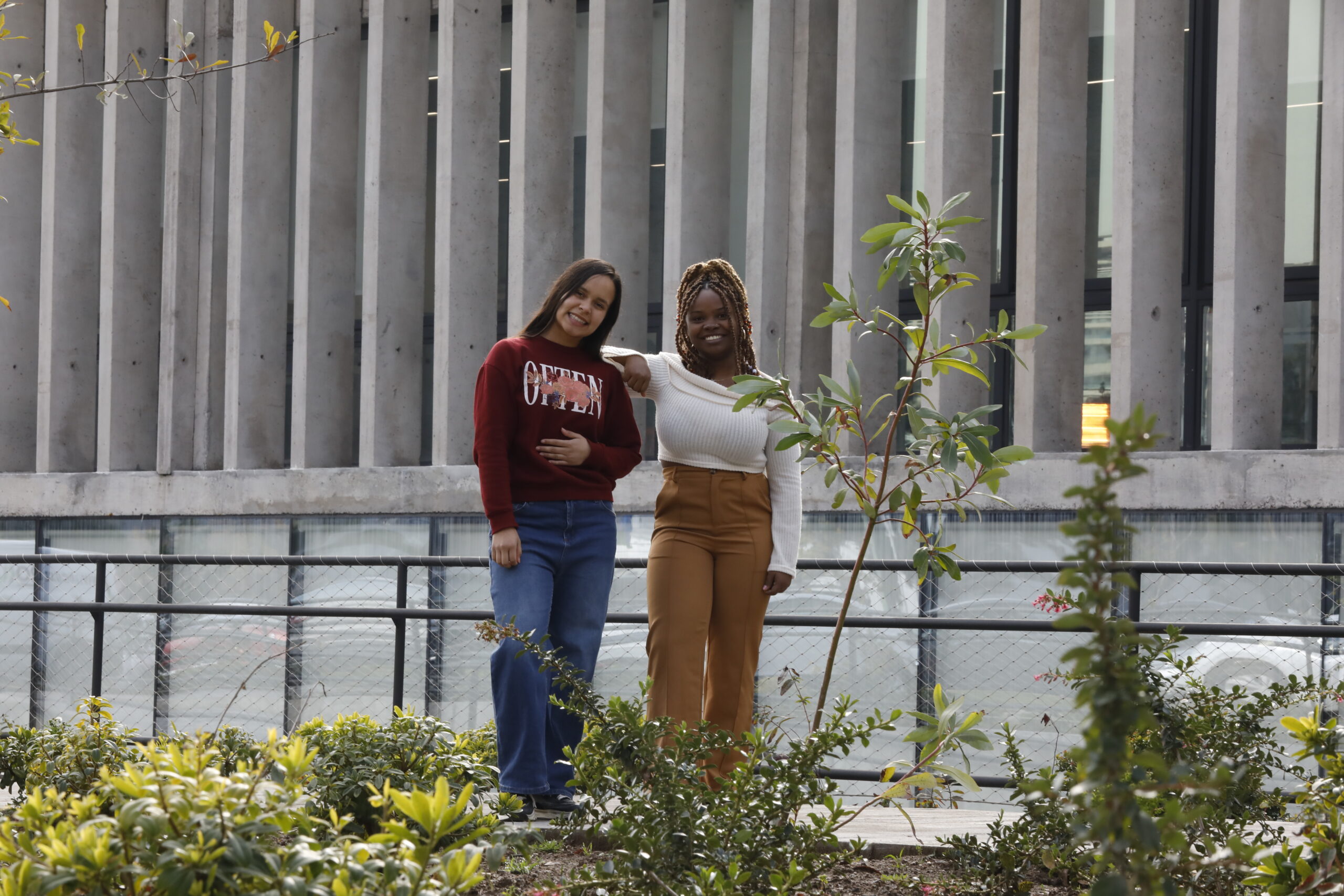 Estudiantes representantes de la RAE UC posan en jardines de la universidad