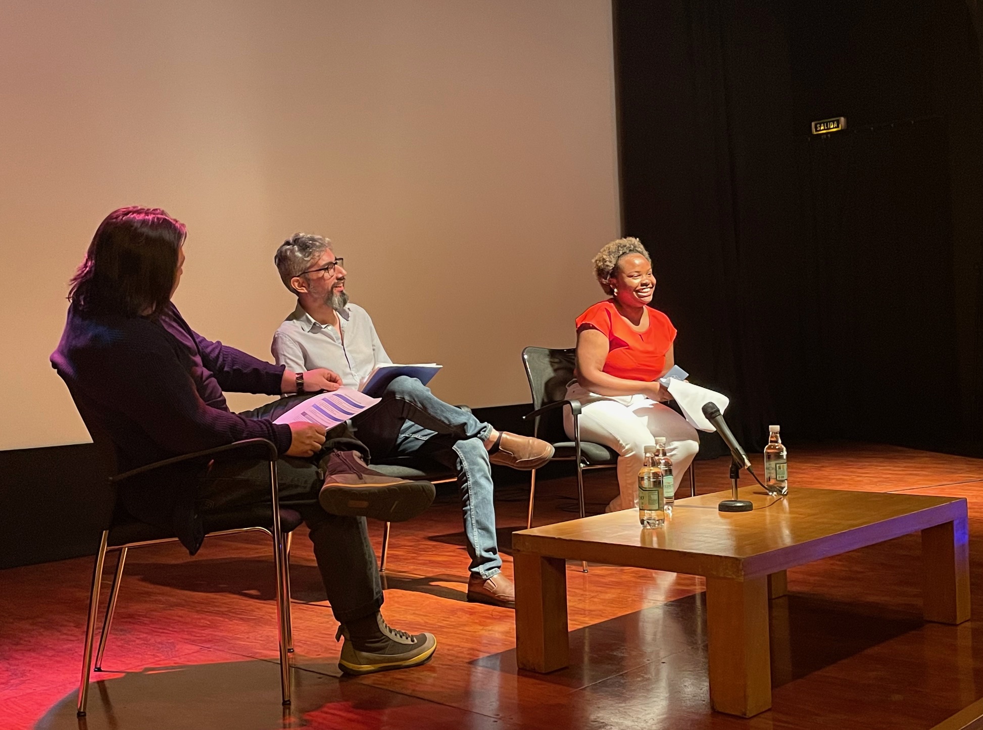 Fotografía escenario central con panelistas conversatorio Cine & Inclusión 