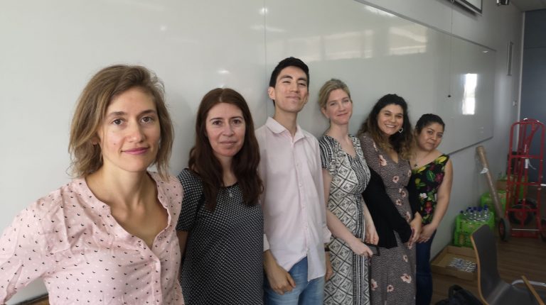 Profesionales de la dirección de inclusión, del equipo de Graduación Efectiva, en línea diagonal de pie mirando hacia la cámara.