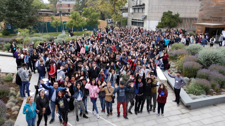 Cientos de estudiantes del programa PACE UC, mirando a la cámara.