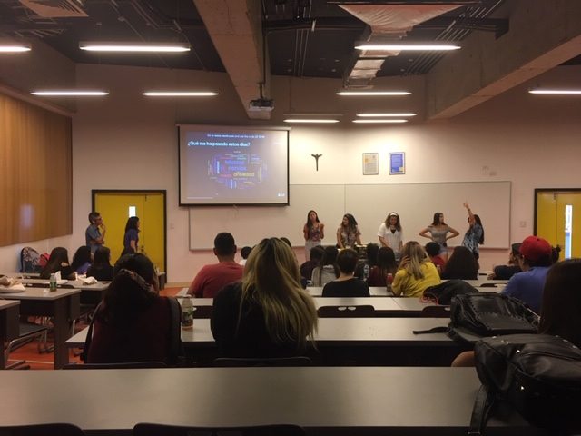Estudiantes exponiendo en una sala de clases de la Universidad Católica.