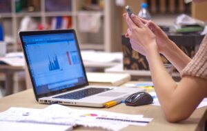 Persona frente a un computador portátil