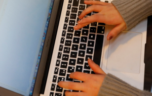 Manos sobre un teclado de computador