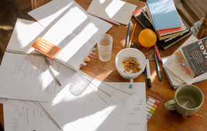 Mesa con libros, apuntes y materiales