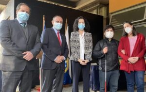 Izquierda a derecha: Vicerrector Fernando Purcell, Rector Ignacio Sánchez, embajadora de Israel Marina Rosenberg, estudiante UC Ignacio Antillancay Directora Inclusión UC, Catalina García.