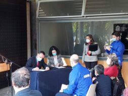 En una mesa, Rector y Embajadora firman recepción oficial de donación.