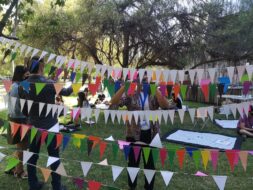 Hileras de banderines de colores colgando.