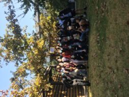 Grupo de 20 estudiantes posando en vilas para una foto de manera ordenada, usan mascarilla.
