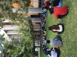 Estudiantes sentados en pastos de Facultad de Humanidades, Campus San Joaquín, en el marco de la jornada de inserción de vías de equidad 2022