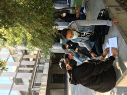 Dos estudiantes sentados sobre banca de cemento en Campus San Joaquín, en una actividad en grupos de a dos, en jornada de inserción vías de equidad 2022