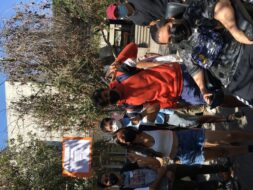 Estudiantes de pie y uno de ellos usuario de silla de ruedas, posando para la cámara en Jornada de inserción de vías de equidad 2022