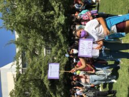 Dos estudiantes ayudantes de Inclusión posando para la cámara en Jornada de inserción de vías de equidad 2022