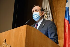 Rector UC Ignacio Sánchez dando palabras de inicio en la Bienvenida de vías de equidad 2022