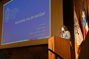 Catalina García, directora de Inclusión UC, en el escenario presentando sobre los apoyos de la Universidad Católica para la comunidad universitaria