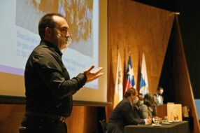Intérprete en Lengua de Señas Chilena en el escenario de la Ceremonia Bienvenida de vías de equidad 2022