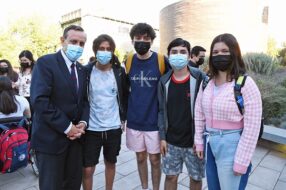 Grupo de cuatro estudiantes UC de primer año 2022 que ingresaron a la UC mediante vías de Admisión Equidad, junto al Rector Ignacio Sánchez