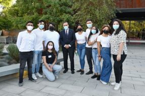 Estudiantes que son ayudantes de la Dirección de Inclusión UC junto al Rector Ignacio Sánchez