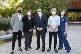 Rector Ignacio Sánchez junto a tutores profesionales de estudiantes UC que ingresan por Cupo PACE, y junto a estudiante Denisse Carrasco