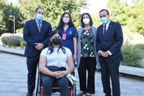 Estudiantes UC Mariana Zúñiga y Denisse Carrasco junto a autoridades: Rector ignacio Sánchez, Vicerrector Académico Fernando Purcell y directora de Inclusión Catalina García
