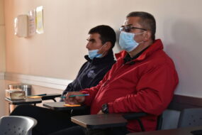 Guardias de seguridad de la UC sentados en sala de clases