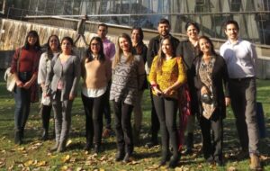 Foto grupal de pie de participantes encuentro red G9 en Campus San Joaquín