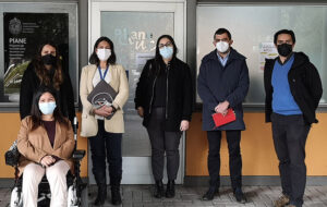 Fotografía de personas con a tuendos semi formales, posando de frente para la foto con mascarilla